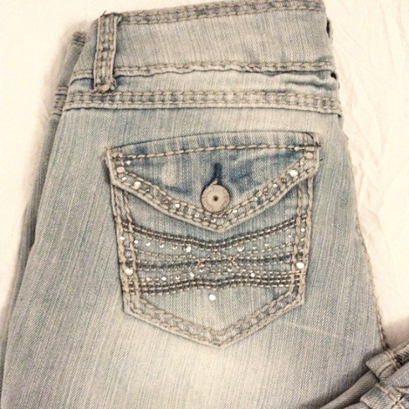 Almost Famous Crystal Pocket DISTRESS High Rise LIGHT BLUE Capris Sz 7 Sun Fade - Picture 14 of 16